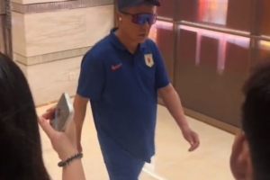 英国立博-心情不佳？记者：崔康熙罕见地拒绝了球迷的签名要求